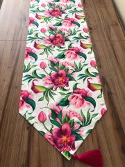 BEYAZ ZEMİN ÜZERİ ÇİÇEK DESENLİ RUNNER