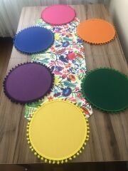 OTANTİK DESENLİ RUNNER & KARIŞIK RENKLİ PONPONLU SUPLA