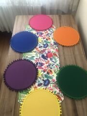 OTANTİK DESENLİ RUNNER & KARIŞIK RENKLİ PONPONLU SUPLA