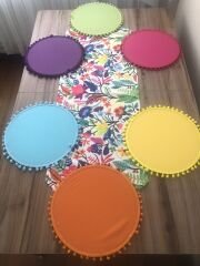OTANTİK DESENLİ RUNNER & KARIŞIK RENKLİ PONPONLU SUPLA