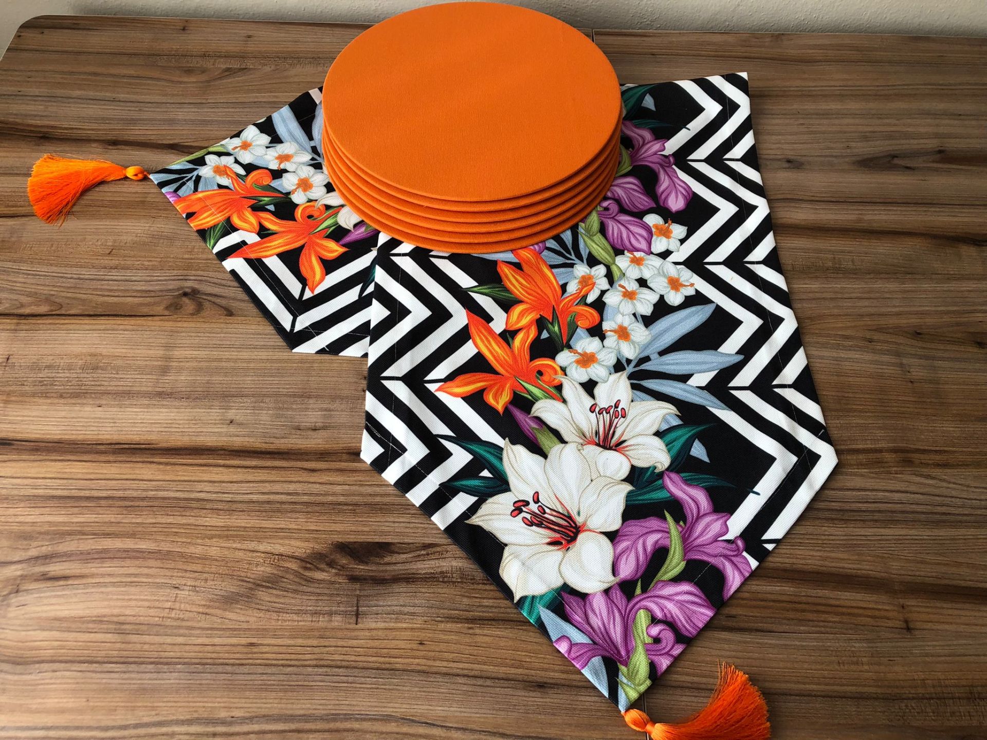 ZİGZAG DESEN ÜZERİNE LİLYUM ÇİÇEK DESENLİ RUNNER & TURUNCU SUPLA