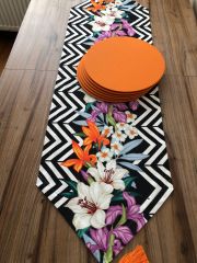 ZİGZAG DESEN ÜZERİNE LİLYUM ÇİÇEK DESENLİ RUNNER & TURUNCU SUPLA