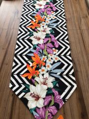 ZİGZAG DESEN ÜZERİNE LİLYUM ÇİÇEK DESENLİ RUNNER & TURUNCU SUPLA