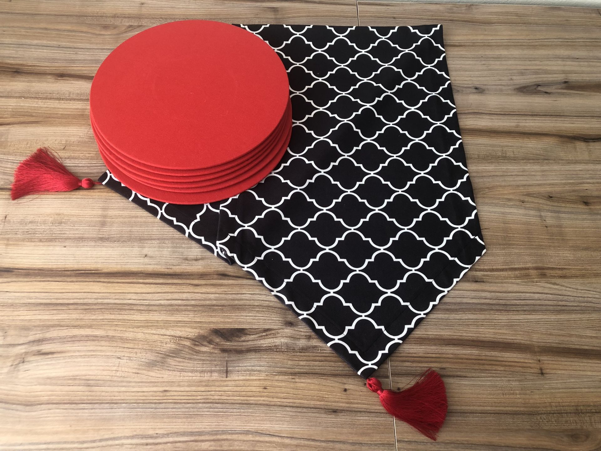 SİYAH ZEMİN BEYAZ MOROCCAN DESENLİ RUNNER & SUPLA