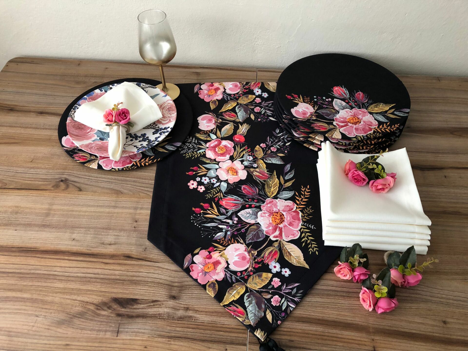 SOFRA SUNUM SETİ SİYAH ZEMİN ÜZERİ GÜL DESENLİ TAKIM