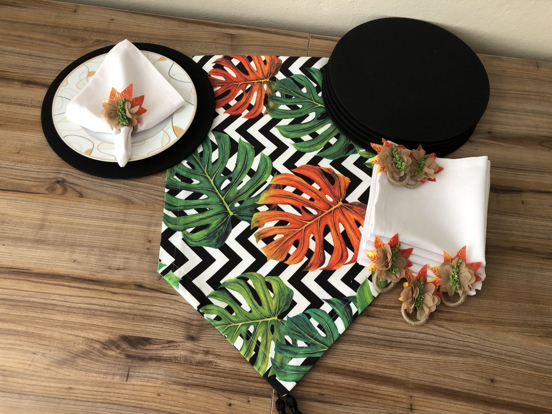 SOFRA SUNUM SETİ ZİGZAG ÜZERİNE RENKLİ YAPRAK DESENLİ TAKIM