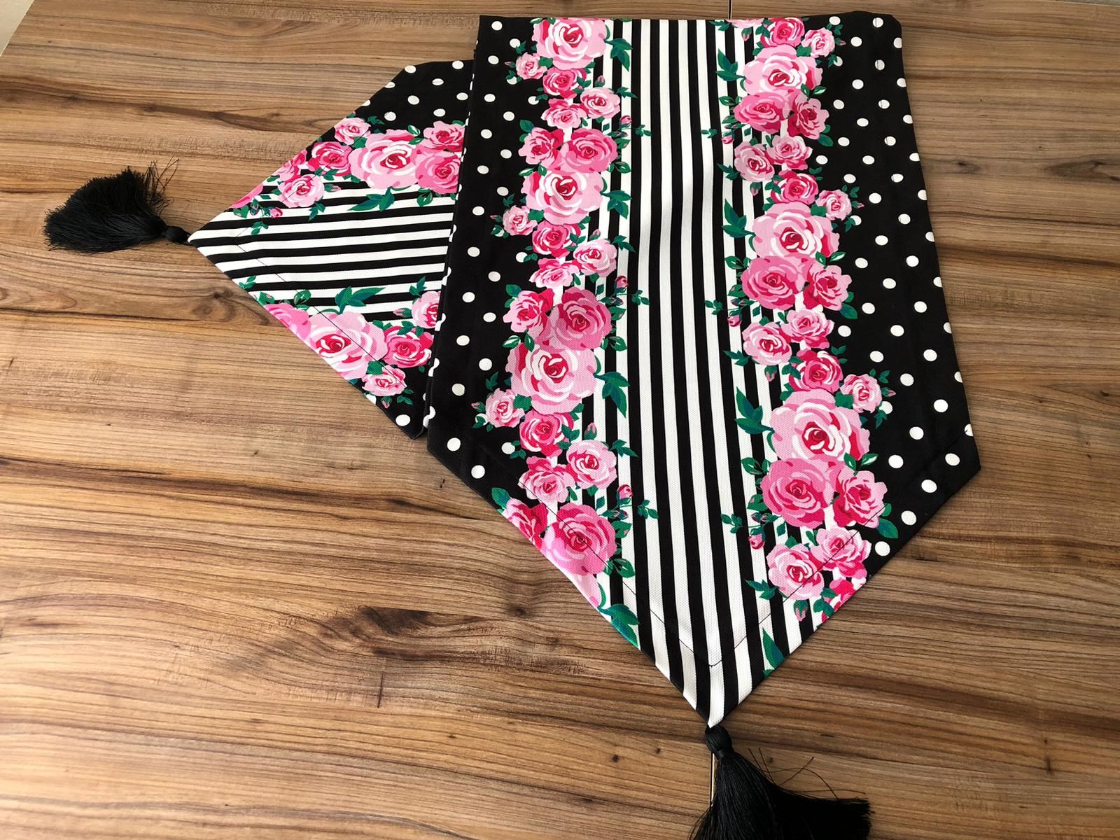 SİYAH ZEMİN ÜZERİNE PEMBE GÜL DESENLİ RUNNER