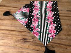 SİYAH ZEMİN ÜZERİNE PEMBE GÜL DESENLİ RUNNER