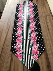 SİYAH ZEMİN ÜZERİNE PEMBE GÜL DESENLİ RUNNER