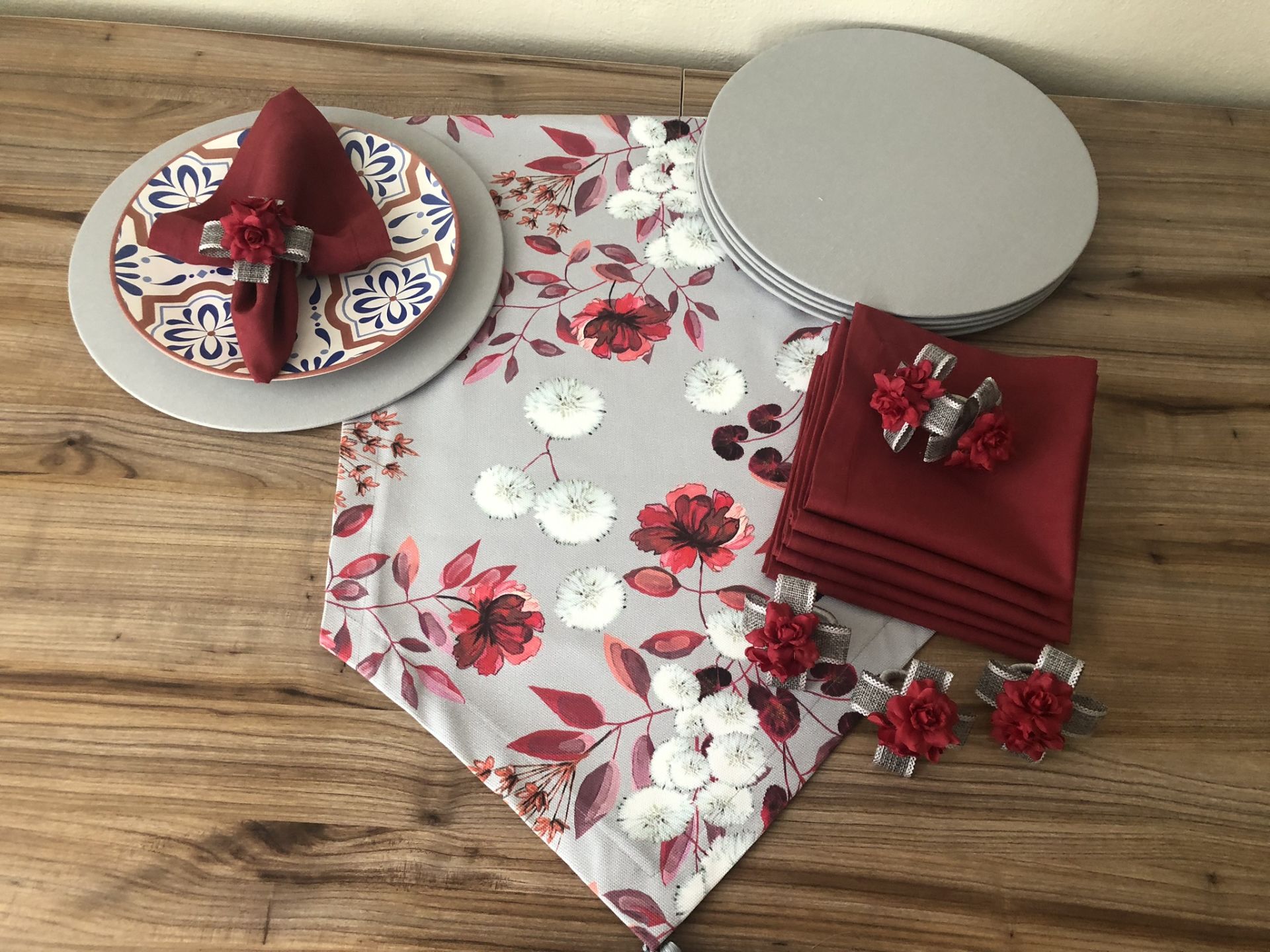 SOFRA SUNUM SETİ GRİ ZEMİN ÜZERİNE ÇİÇEK DESENLİ TAKIM