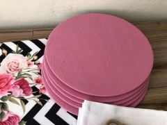 ZİGZAG ZEMİN ÜZERİNE GÜL DESENLİ SOFRA SUNUM SETİ