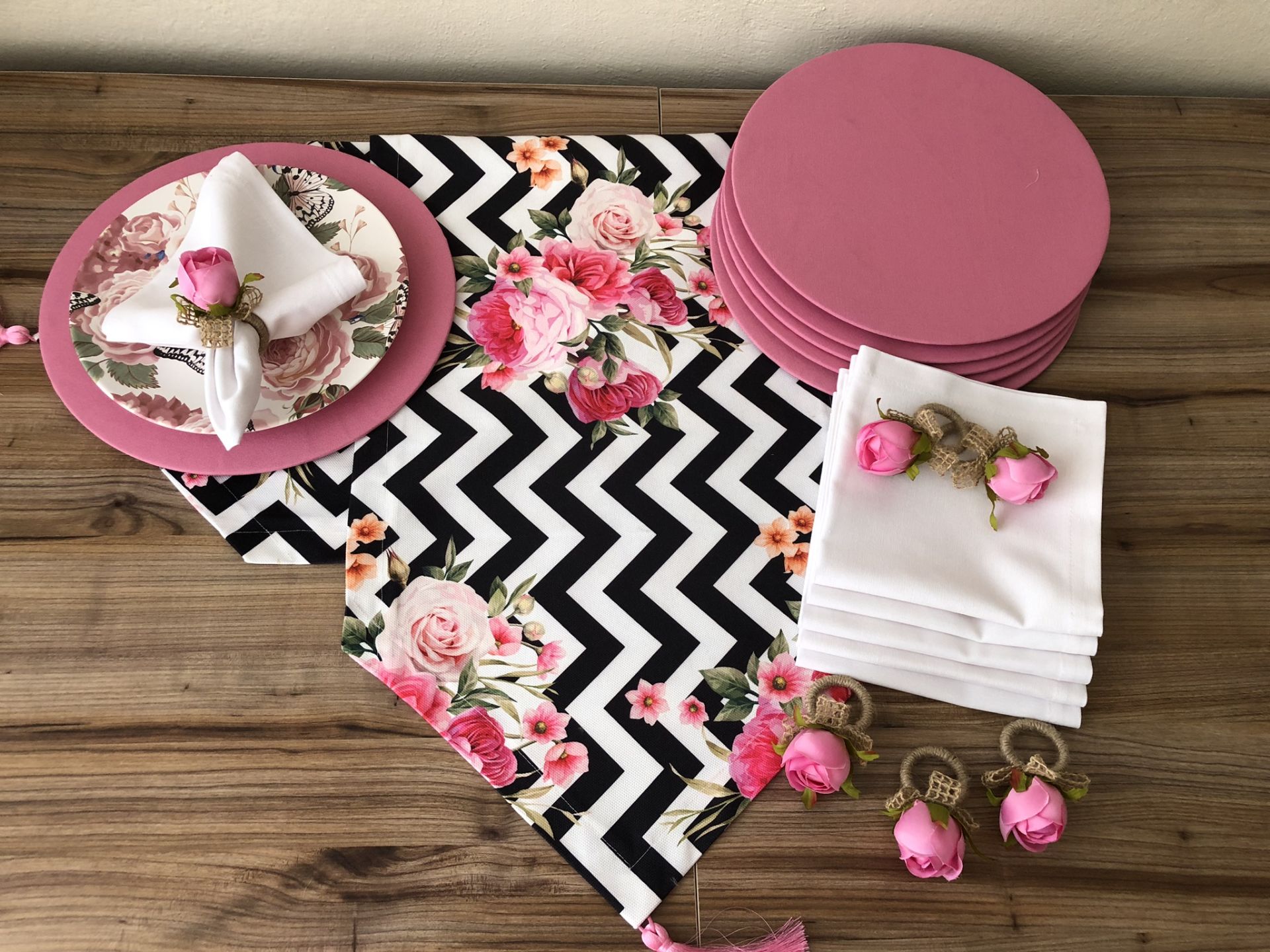 ZİGZAG ZEMİN ÜZERİNE GÜL DESENLİ SOFRA SUNUM SETİ