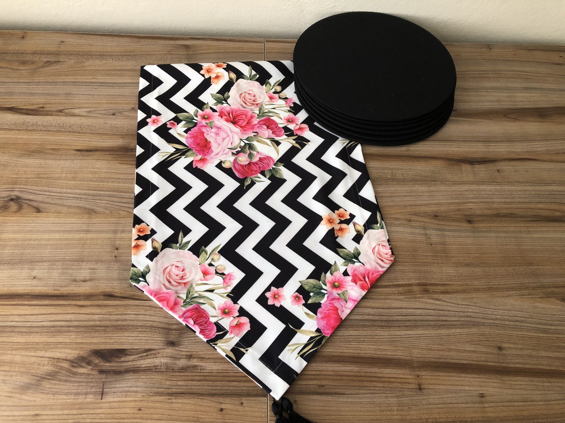 ZİGZAG ZEMİN ÜZERİNE PEMBE ÇİÇEK DESENLİ RUNNER & SUPLA