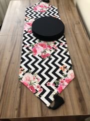 ZİGZAG ZEMİN ÜZERİNE PEMBE ÇİÇEK DESENLİ RUNNER & SUPLA