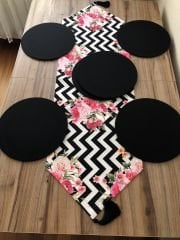 ZİGZAG ZEMİN ÜZERİNE PEMBE ÇİÇEK DESENLİ RUNNER & SUPLA