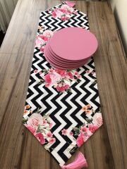 ZİGZAG ZEMİN ÜZERİNE PEMBE GÜL DESENLİ RUNNER & SUPLA