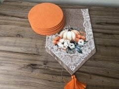 JÜT ZEMİN ÜZERİNE BALKABAĞI DESENLİ RUNNER & SUPLA